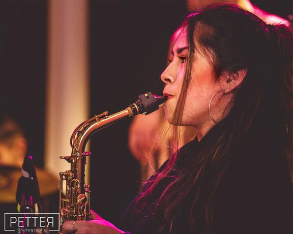 Saxofonist till dop och bröllop