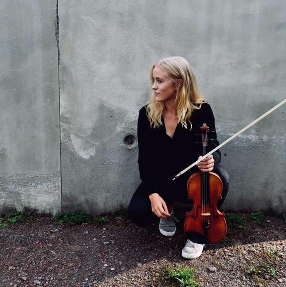 Karin/violinist