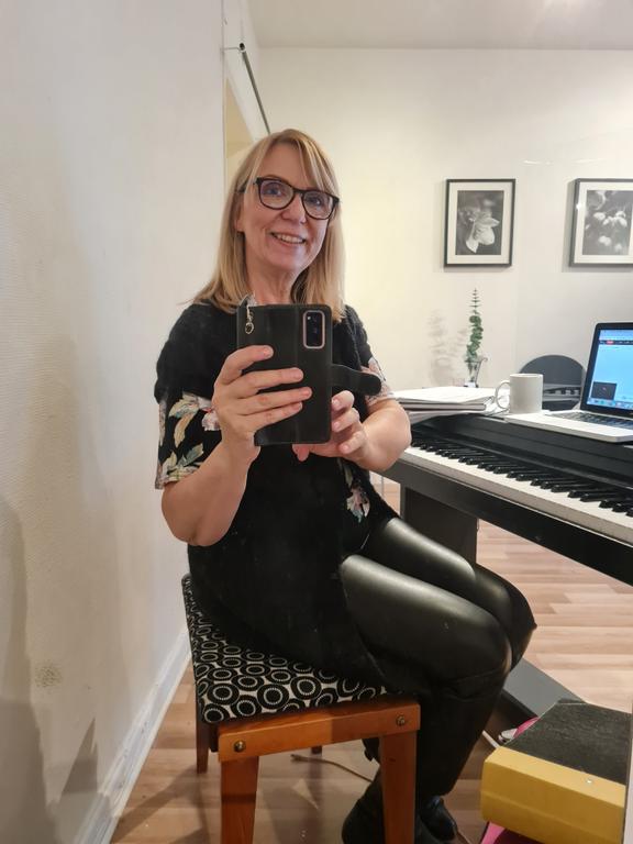 Anneli W, sångerska