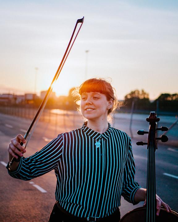 Folkmusikcellist Alexandra Nilsson